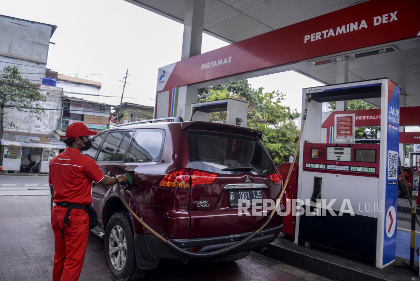 Petugas melayani warga mengisi BBM di salah satu SPBU di kawasan Senen, Jakarta, Selasa (3/1/2023). Pertamina segera meluncurkan produk terbarunya, Pertamax Green.