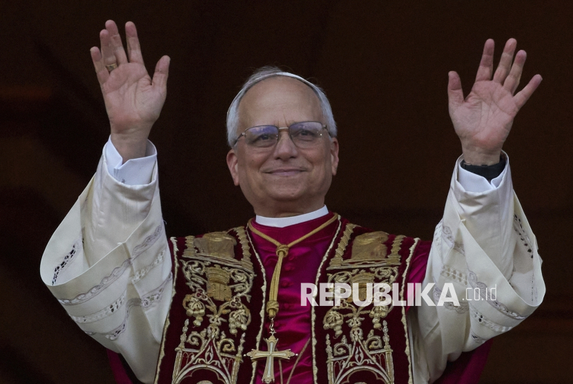 Paus Leo XIV yang baru terpilih muncul di balkon Basilika Santo Petrus, Vatikan, Kamis (8/5/2025). Kardinal Robert Prevost terpilih sebagai Paus pertama dari AS dengan nama Leo XIV pada masa kepausannya. Prevost adalah seorang kardinal kuria berusia 69 tahun, yang dikenal dekat dengan mendiang Paus Fransiskus. Ia terpilih menjadi paus ke-267 Gereja Katolik pada hari kedua konklaf yang berlangsung di Kapel Sistina, Vatikan, Kamis (8/5/2025). Terpilihnya Paus baru ditandai dengan asap putih yang mengepul dari cerobong asap Kapel Sistina sekitar pukul 18.00 waktu setempat (23.00 WIB).