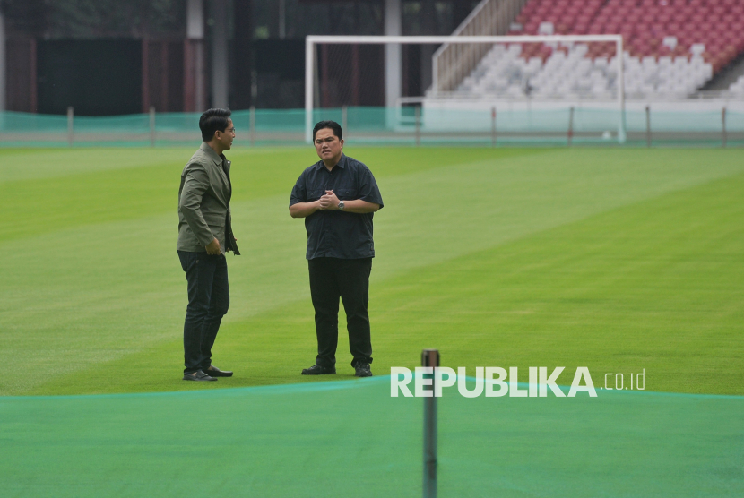 Ketua Umum PSSI Erick Thohir (kanan) bersama Direktur Utama Pusat Pengelolaan Komplek Gelora Bung Karno (PPK GBK) Rakhmadi Afif Kusumo (kiri) saat meninjau rumput lapangan Stadion Utama Gelora Bung Karno (SUGBK), Senayan, Jakarta, Jumat (8/11/2024). Pengecekan tersebut dalam rangka persiapan jelang laga Timnas Indonesia Vs Jepang pada 15 November mendatang.Dalam kesempatan tersebut Erick Thohir mengatakan rumput SUGBK saat ini dalam kondisi terbaik dan siap untuk digunakan Timnas Indonesia pada putaran ketiga Kualifikasi Piala Dunia 2026.