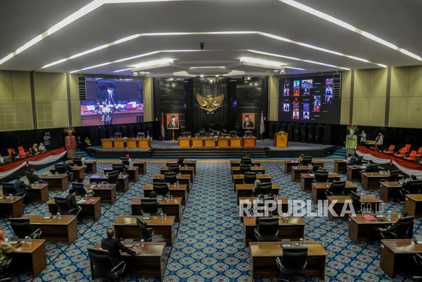 Suasana rapat di Gedung DPRD DKI Jakarta. Belanja gaji dan tunjangan DPRD DKI tahun ini ditetapkan Rp 177,37 miliar atau naik Rp 26,42 miliar dibandingkan tahun lalu sebesar Rp 150,94 miliar. 