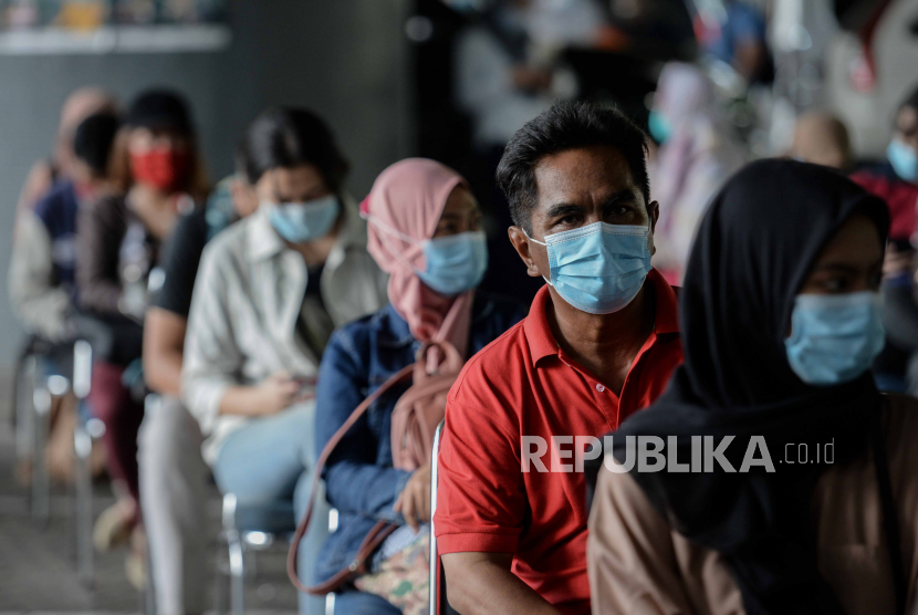 Calon penumpang kereta api menunggu giliran tes cepat antigen Covid-19 di Stasiun Gambir, Jakarta, Selasa (22/12). PT Kereta Api Indonesia (Persero) atau KAI mengklaim tidak ada lonjakan penumpang kereta api (KA) jarak jauh. 