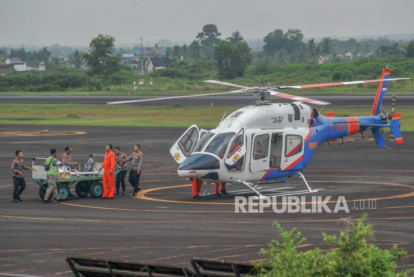 Tim SAR gabungan TNI, Polri, dan Basarnas menyiapkan kelengkapan logistik di samping helikopter Bell 429 milik Korpolairud Baharkam Polri sebelum diberangkatkan menuju Kabupaten Kerinci dari Bandara Sultan Thaha lama, Jambi, Senin (20/2/2023). Selain menggunakan jalur darat, upaya evakuasi kecelakaan helikopter yang ditumpangi Kapolda Jambi di Bukit Tamiai, Muara Emat, Kabupaten Kerinci pada hari kedua pascakecelakaan juga diusahakan menggunakan jalur udara.  