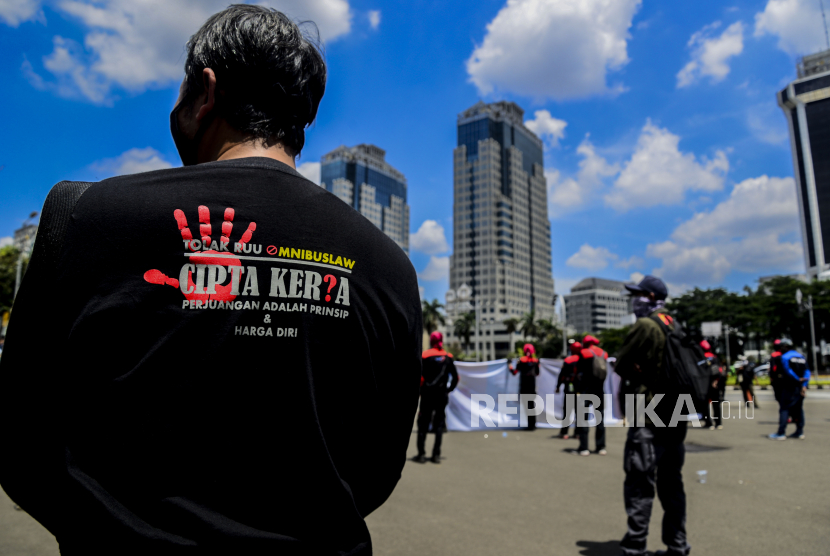 Sejumlah massa buruh dari Konfederasi Serikat Pekerja Indonesia (KSPI) melaksanakan aksi di kawasan Patung Kuda, Jakarta, Senin (12/4). Pada aksi tersebut mereka menutut pembayaran Tunjangan Hari Raya (THR) 2021 secara penuh, meminta Mahkamah Konstitusi membatalkan Omnibus Law, pemberlakuan upah minimum sektoral kabupaten/kota (UMSK) untuk tahun ini dan mendesak Kejaksaan Agung mengusut dugaan korupsi BPJS Ketenagakerjaan. Republika/Putra M. Akbar