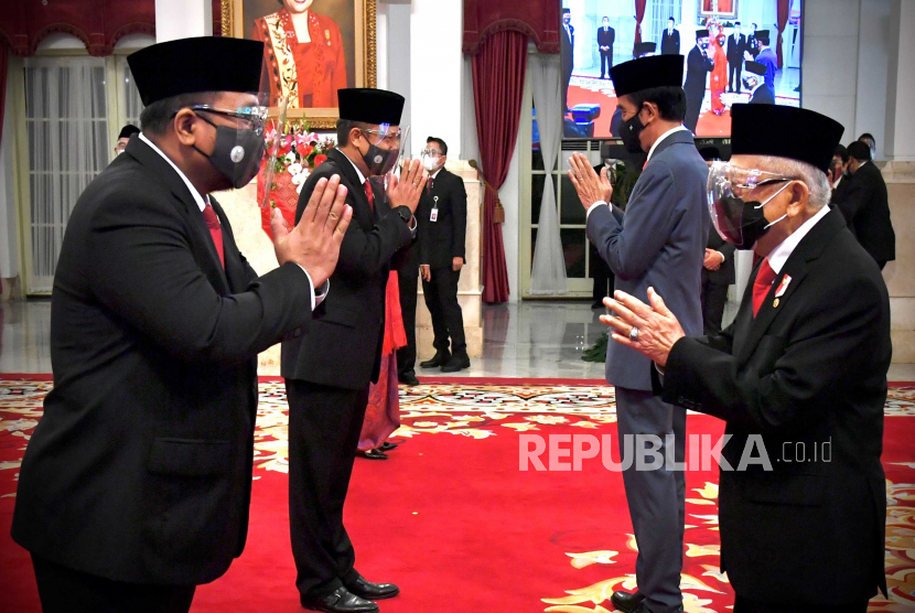  Foto selebaran yang disediakan oleh Istana Kepresidenan Indonesia menunjukkan Presiden Indonesia Joko Widodo (2-R) dan Wakil Presiden Ma