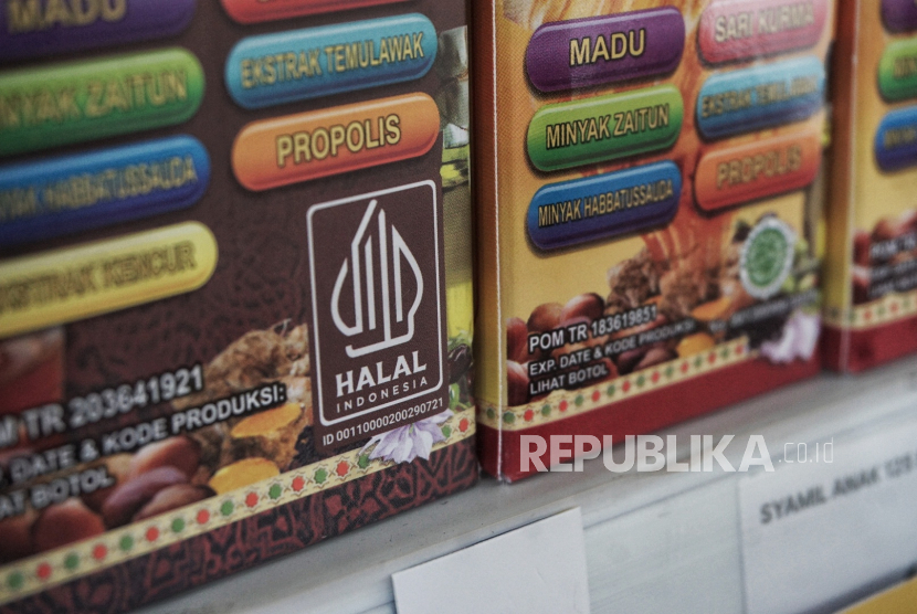 Logo halal terpasang pada salah satu produk yang ditawarkan pada Halal Fair 2023 di Istora Senayan, Jakarta, Jumat (4/8/2023). Pameran yang berlangsung hingga 6 Agustus 2023 tersebut menghadirkan berbagai produk halal mulai dari kuliner, buku, busana, serta produk keuangan dari lebih 200 pelaku usaha, dalam rangka memperkenalkan beragam produk halal kepada masyarakat.