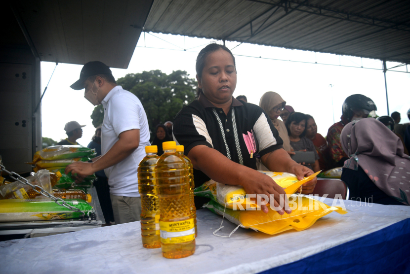 Masyarakat membeli kebutuhan bahan pokok saat pasar murah di Sasono Hinggil, Alun-alun Selatan, Keraton Yogyakarta.
