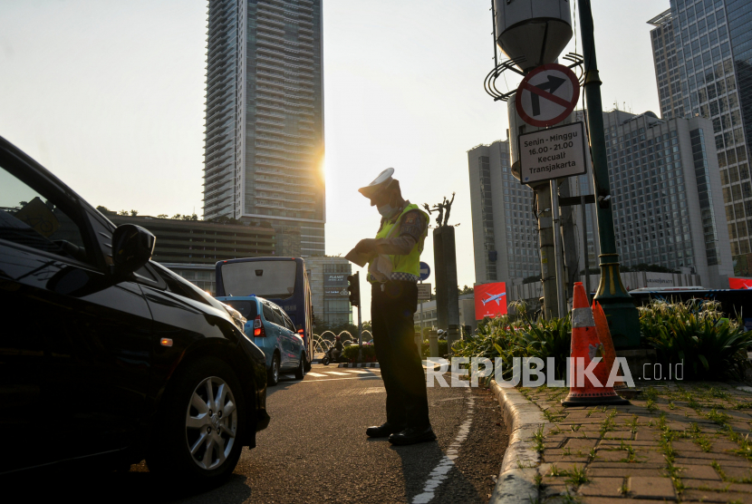 Petugas Kepolisian melakukan penindakan tilang manual terhadap pengemudi di kawasan Bundaran Hotel Indonesia, Jakarta. Anggota Komisi III DPR mengapresiasi citra Polri yang semakin positif.