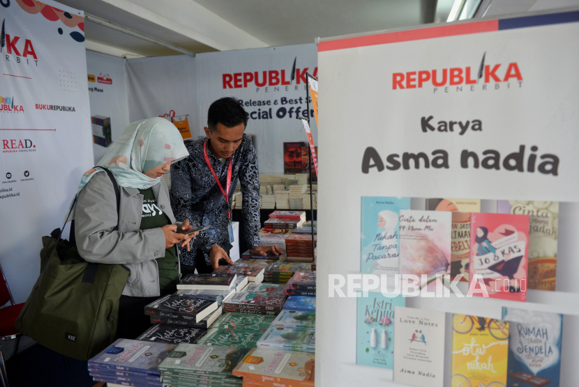 Pengunjung memilah buku saat di stan Republika Penerbit dalam acara Islamic Book Fair 2023 di Istora Senayan, Jakarta, Rabu (20/9/2023). 