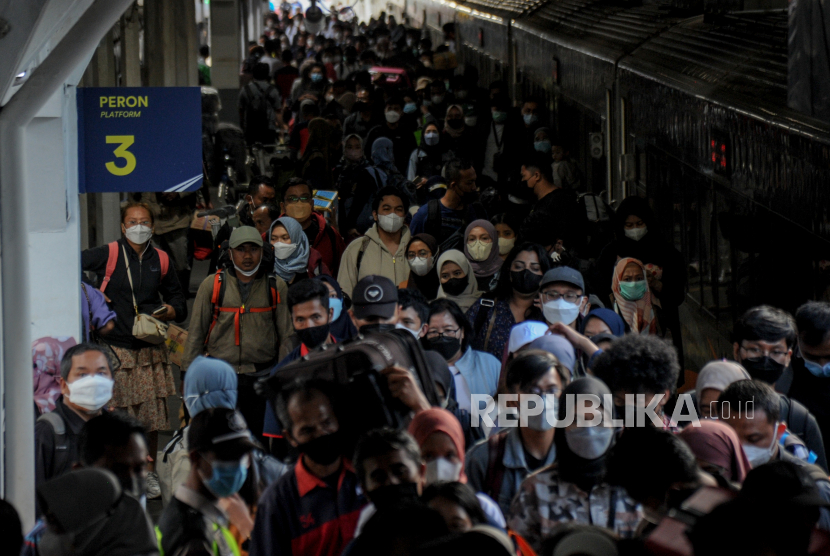 47 Persen Pemudik Belum Kembali ke Jabotabek. Foto:  Sejumlah penumpang kereta api Lodaya tiba di Stasiun Bandung, Jawa Barat, Ahad (8/5/2022). PT KAI Daop 2 Bandung mencatat pada arus balik H+5 Lebaran 2022, telah memberangkatkan 12.568 penumpang serta sebanyak 13.324 penumpang akan tiba di Daop 2 Bandung. 
