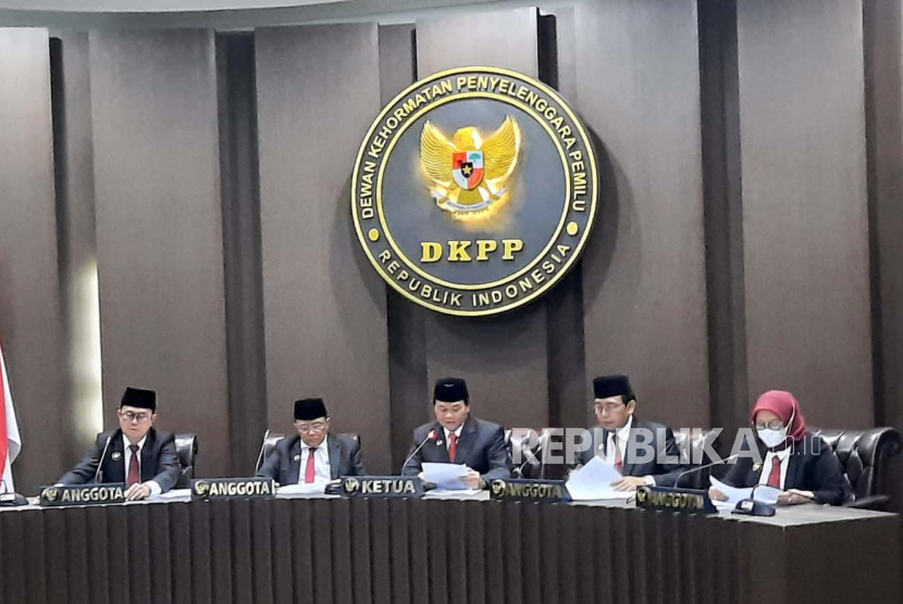 Ketua Dewan Kehormatan Penyelenggara Pemilu (DKPP) Heddy Lugito (tengah) dan empat anggota DKPP lainnya tengah membacakan putusan atas perkara dugaan pelanggaran kode etik Ketua KPU RI Hasyim Asy