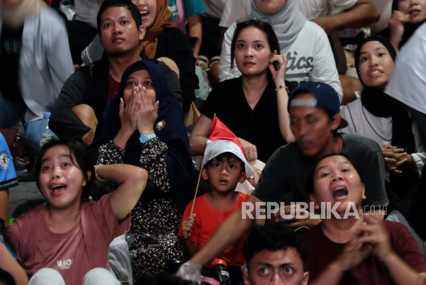 Warga menyaksikan pertandingan playoff Olimpiade 2024  Timnas Indonesia melawan Guinea melalui videotron saat nonton bareng di Balai Kota, Solo, Jawa Tengah, Kamis (9/5/2024). Pemkot Solo menggelar nonton bareng tersebut guna memfasilitasi antusiasme masyarakat untuk mendukung Timnas Indonesia U-23 yang berjuang dalam laga perebutan tiket terakhir Olimpiade Paris 2024. 