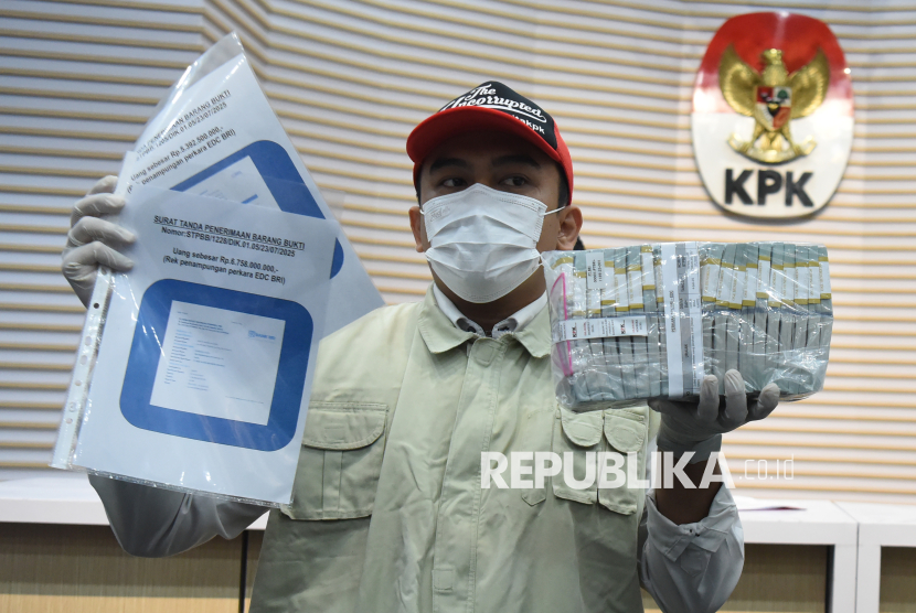 Petugas KPK menunjukkan barang bukti kasus dugaan korupsi pengadaan mesin electronic data capture (EDC) Bank Rakyat Indonesia (BRI) tahun 2020-2024 saat rilis pengungkapan perkara di Gedung Merah Putih KPK, Jakarta, Rabu (9/7/2025).