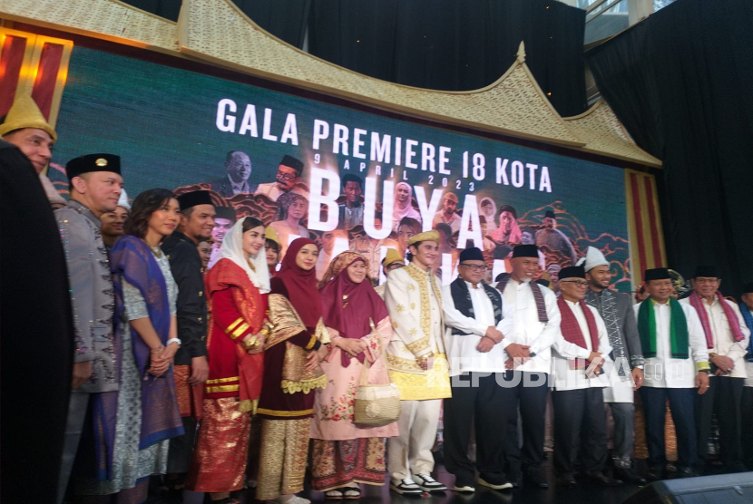 Para cast dan tim produksi film Buya Hamka. 
