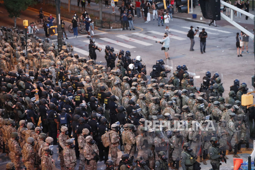 Polisi dan Garda Nasional saat protes anti-rasisme berlangsung di AS.