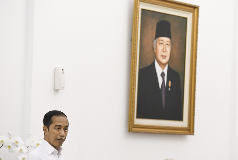 Presiden Joko Widodo memberikan keterangan pers terkait COVID-19 di Istana Bogor, Jawa Barat, Senin (16/3/2020). Presiden Joko Widodo meminta kepada kepala pemerintah daerah untuk berkomunikasi kepada pemerintah pusat seperti Satgas  COVID-19 dan Kementerian dalam membuat kebijakan besar terkait penanganan COVID-19, dan ditegaskan kebijakan 