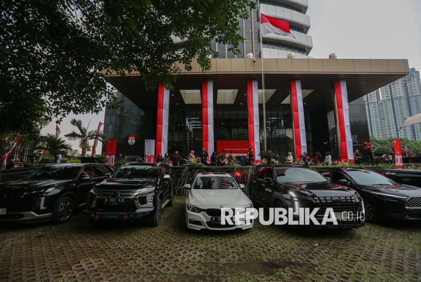 Deretan barang bukti kendaraan yang disita KPK dalam rangkaian Operasi Tangkap Tangan (OTT) kasus dugaan pemerasan K3 di Kementerian Ketenagakerjaan (Kemnaker) di Gedung Merah Putih KPK, Jakarta, Kamis (21/8/2025).