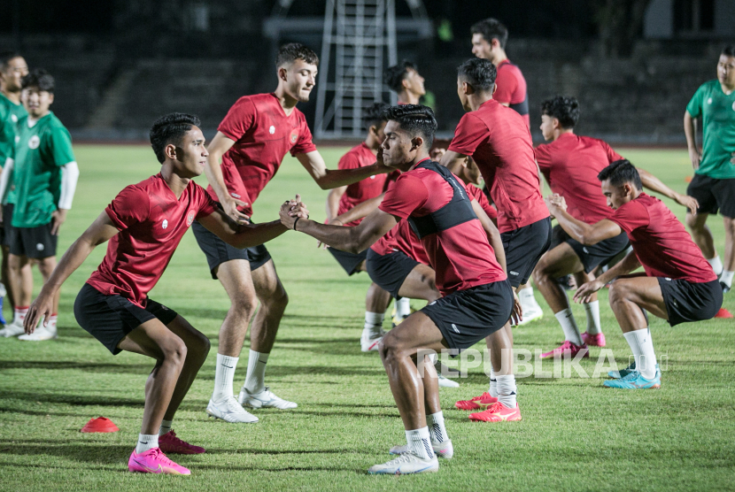 Pesepak bola Timnas Indonesia U-23 mengikuti latihan di Sriwedari, Solo, Jawa Tengah, Senin (11/9/2023). Latihan tersebut untuk persiapan pertandingan kualifikasi Piala Asia U-23 grup K melawan Turkmenistan di Stadion Manahan. 
