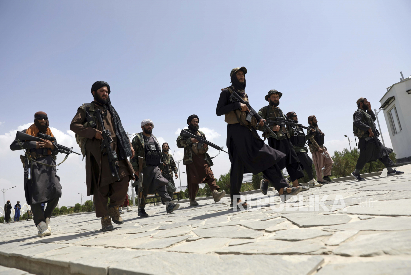Muncul pro dan kontra terkait dampak kemenangan Taliban di Afghanistan. Pejuang Taliban berpatroli di Kabul, Afghanistan, Kamis, 19 Agustus 2021. 