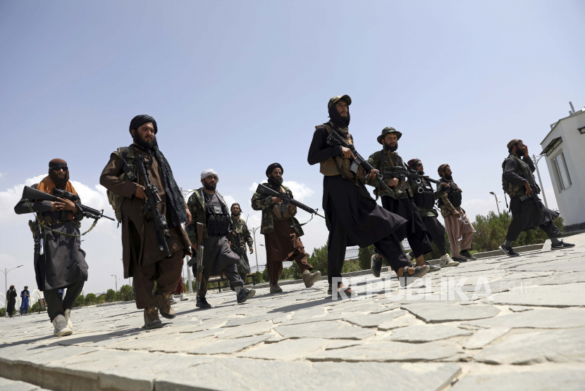 Milisi Taliban berpatroli di Kabul, Afghanistan, Kamis, 19 Agustus 2021. 