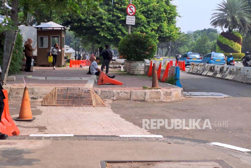 Kondisi trotoar yang ditutup di depan Kedubes Amerika Serikat di Jalan Medan Merdeka Selatan, Jakarta Pusat, Senin (5/6/2023). 