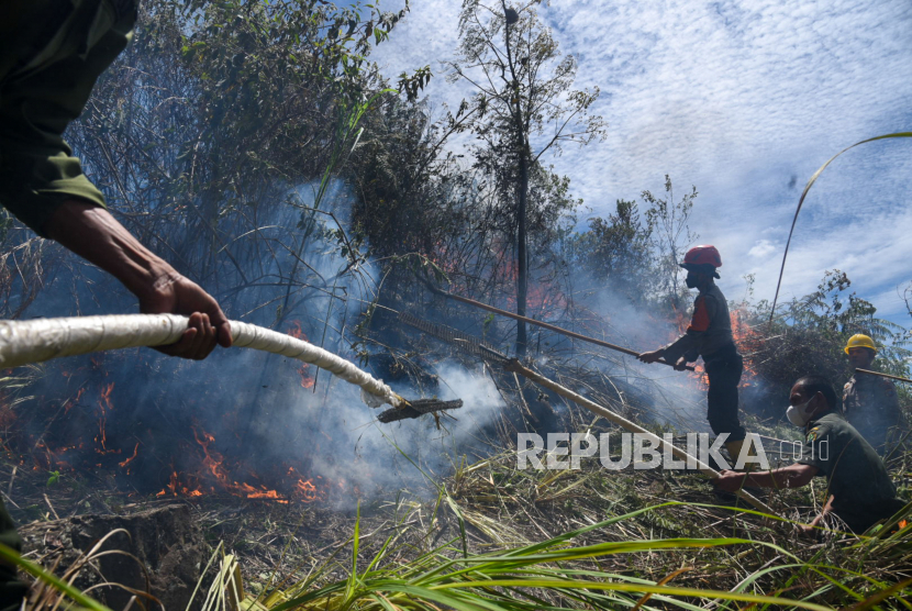 Petugas gabungan dari Direktorat Sabhara Polda Sumatera Utara, KPH XIII Dolok Sanggul, KPH XIV Dairi dan KPH IV Toba berusaha memadamkan kebakaran hutan dan lahan (karhutla) di Desa Simulop, Pangururan, Samosir, Sumatera Utara, Senin (8/8/2022). Kementerian Lingkungan Hidup dan Kehutanan (KLHK) menyatakan, sudah 33 ribu hektare hutan dan lahan yang hangus sejak awal tahun hingga April 2022 