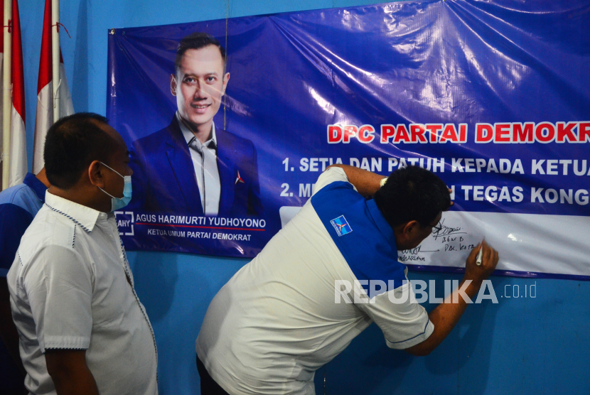 Kader Partai Demokrat Kudus, Jawa Tengah, Senin (8/3), membubuhkan tanda tangan sebagai pernyataan menolak hasil KLB di Deli Serdang, Sumut.