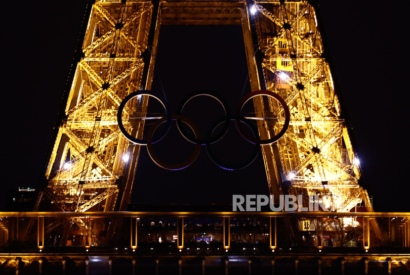 Logo atau simbol Olimpiade terpasang di menara Eiffel, Paris, Prancis, 13 Juni 2024. 