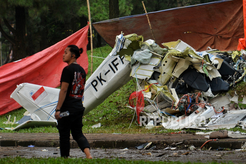 Puing-puing pesawat yang jatuh di Lapangan Sunburst Bumi Serpong Damai (BSD), Tangerang Selatan, Banten, Ahad (19/5/2024). 