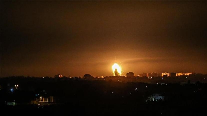 Pesawat tempur Israel melakukan serangan udara di Jalur Gaza yang diblokade