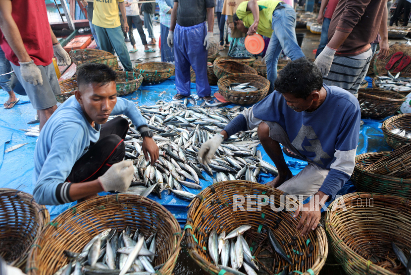  Nelayan menjual ikan segar hasil tangkapan di pasar ikan tradisional (ilustrasi). Pemerintah Indonesia melalui Kementerian Kelautan dan Perikanan memperkenalkan kebijakan penangkapan terukur di hadapan ribuan peserta forum internasional tahunan World Ocean Summit (WOS) ke-9 pada Selasa (1/3/2022). 