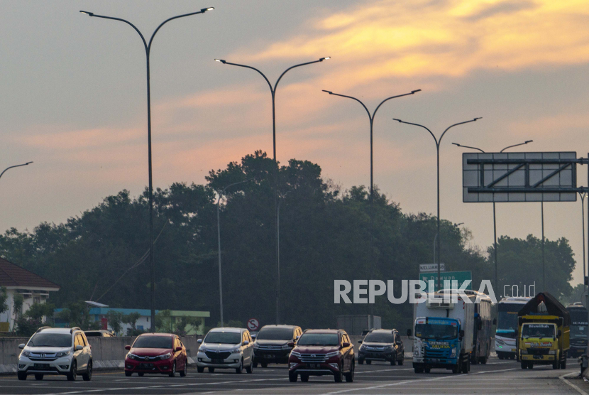 Sejumlah kendaraan melaju di tol Jakarta - Cikampek menuju Gerbang Tol Cikampek Utama di Karawang, Jawa Barat. (ilustrasi)