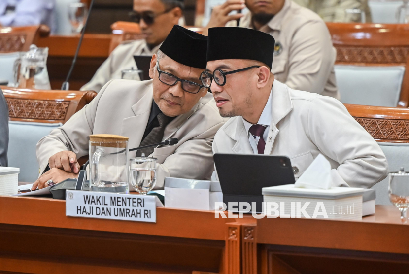 Menteri Haji dan Umrah Mochamad Irfan Yusuf (kiri) didampingi Wakil Menteri Haji dan Umrah Dahnil Anzar Simanjuntak (kanan) bersiap mengikuti rapat penetapan Biaya Penyelenggaraan Ibadah Haji (BPIH) 1448 Hijriah/2027 Masehi bersama Komisi VIII DPR di Kompleks Parlemen, Senayan, Jakarta, Rabu (7/10/2026). Pemerintah bersama Komisi VIII DPR RI resmi menetapkan Biaya Penyelenggaraan Ibadah Haji (BPIH) 1448 Hijriah/2027 Masehi sebesar Rp98.466.351 dan komponen Biaya Perjalanan Ibadah Haji (Bipih) sebesar Rp54.648.825 (55,50 persen) per orang. 