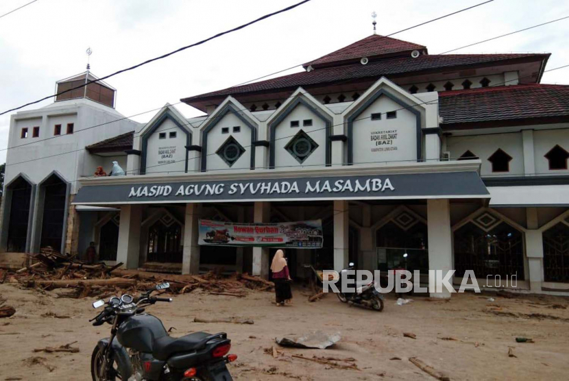 Kondisi Masjid Agung Syuhada Masamba yang terendam lumpur akibat banjir bandang di Masamba.