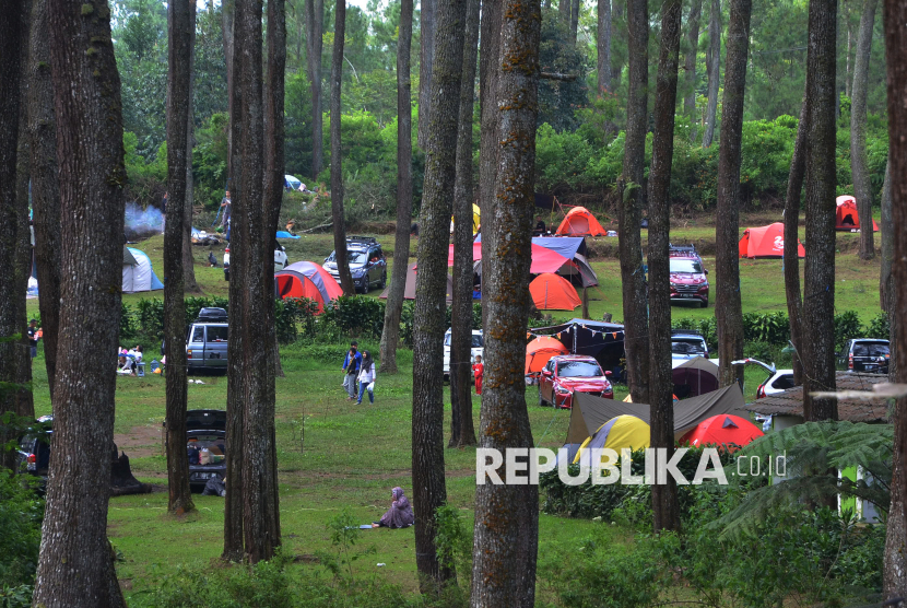 Suasana Camping Ground ramai pengunjung di kawasan hutan pinus Cikole, Lembang, Kabupaten Bandung Barat