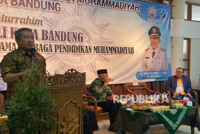 Wali Kota Bandung Yana Mulyana memberikan sambutan saat kegiatan silaturahim lembaga pendidikan Muhammadiyah Kota Bandung di Kompleks Pendidikan Muhammadiyah Antapani, Kota Bandung, Sabtu (4/2/2023). 