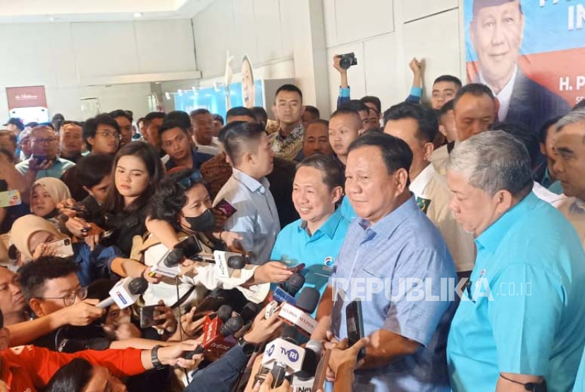 Ketum Partai Gerindra Prabowo Subianto memberi keterangan kepada awak media usai menghadiri deklarasi dukungan Partai Gelora pada Sabtu (2/9/2023) di Jakarta Theater.