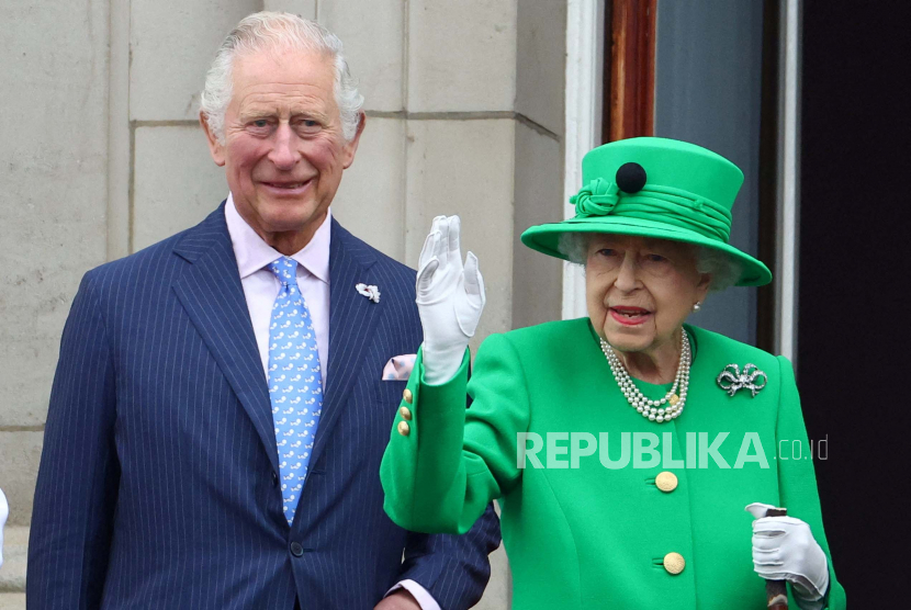 FOTO FILE: Ratu Inggris Elizabeth dan Pangeran Charles berdiri di balkon selama Kontes Jubilee Platinum, menandai berakhirnya perayaan Jubilee Platinum Ratu Elizabeth dari Inggris, di London, Inggris, 5 Juni 2022. 