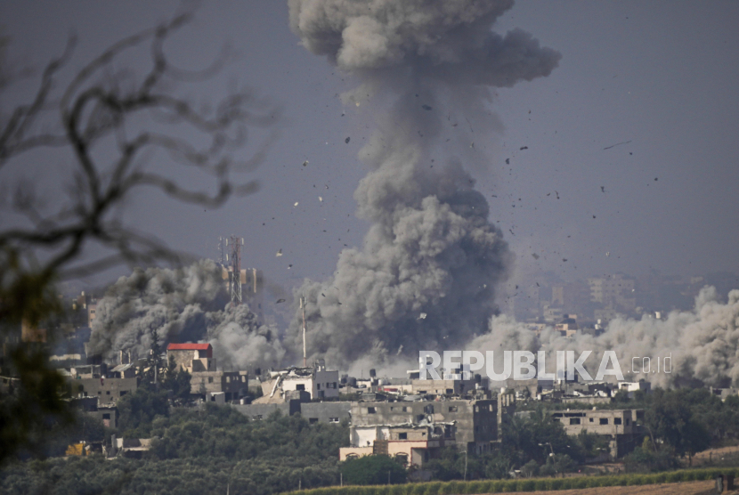 Asap mengepul menyusul serangan udara Israel di Jalur Gaza Senin, 23 Oktober 2023.