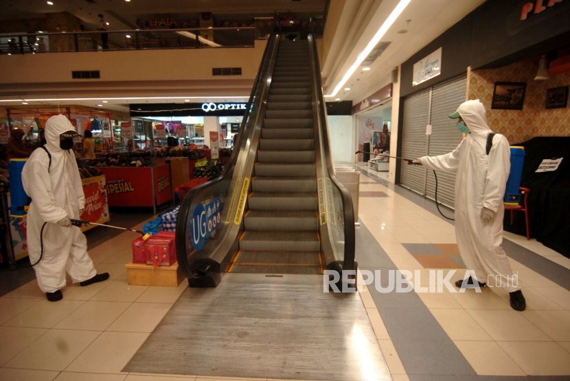 Petugas  menyemprotkan cairan disinfektan di ruangan salah satu mall Kota Tegal, Jawa Tengah, Kamis (14/5/2020). Penyemprotan oleh Dinas Kesehatan Kota Tegal di sejumlah mall dan tempat keramaian tersebut dilakukan jelang relaksasi PSBB Kota Tegal