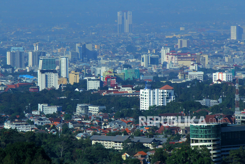 Pemandangan Kota Bandung dan sekitarnya di hari pertama Idul Fitri 1441 H, Ahad (24/5). Minimnya polusi udara di hari pertama Idul Fitri dan dampak dari penerapan Pembatasan Sosial Berskala Besar (PSBB), membuat pemandangan Kota Bandung dan sekitarnya tampak jelas dari ketinggian