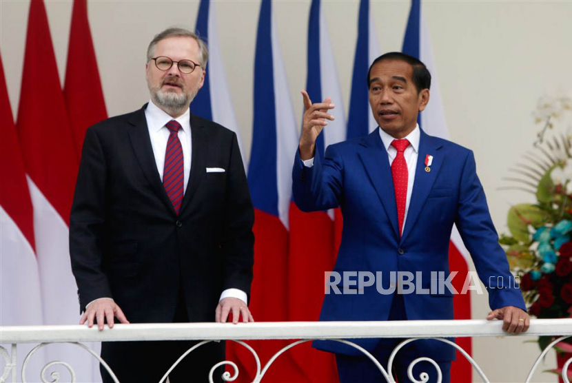  Perdana Menteri Republik Ceko Petr Fiala (kiri) berbicara dengan Presiden Joko Widodo (kanan) dalam pertemuan mereka di Istana Kepresidenan di Bogor, Selasa (18/4/2023). Perdana Menteri Ceko bertemu dengan Presiden Indonesia dalam kunjungan resminya ke Indonesia untuk mempererat hubungan kedua negara.