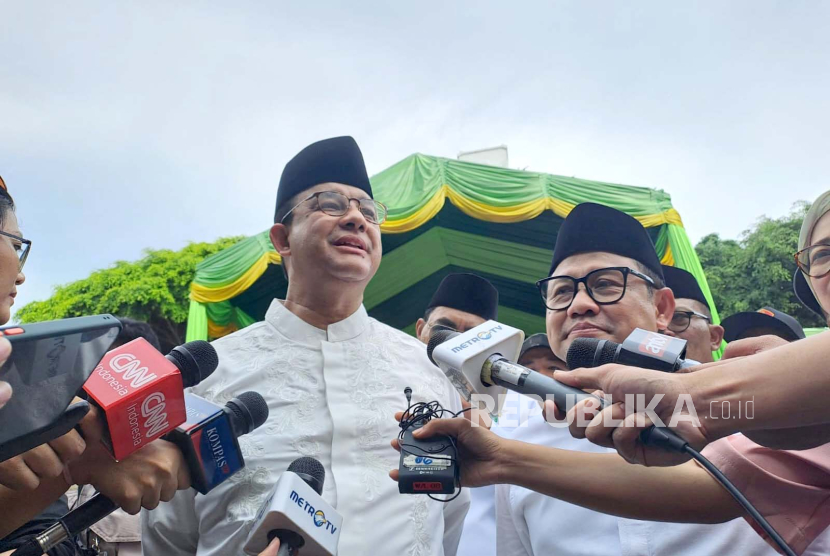 Pasangan capres dan cawapres nomor urut 1, Anies Rasyid Baswedan-Abdul Muhaimin Iskandar (Amin) memberi keterangan saat kampanye di wilayah Banyuwangi, Jawa Timur, Kamis (28/12/2023). 