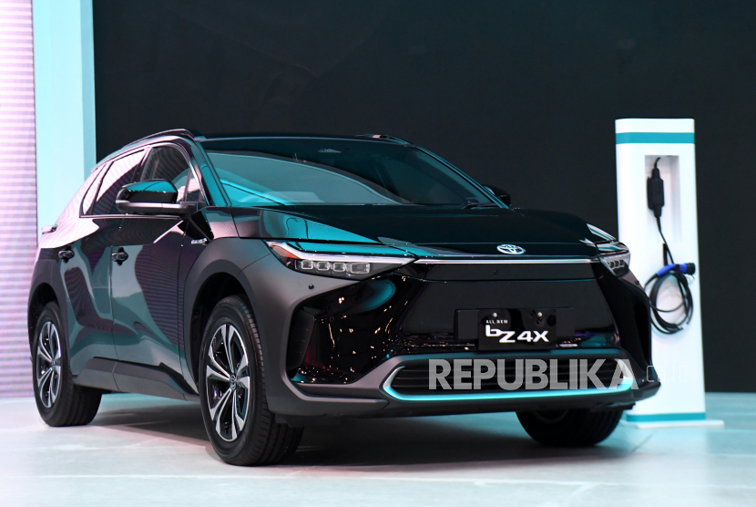 Mobil listrik Toyota bZ 4X di pamerkan pada pameran otomotif Gaikindo Indonesia International Auto Show (GIIAS) 2022 di ICE BSD, Tangerang, Banten, Kamis (11/8/2022). Sebanyak 25 merek kendaraan menghadirkan jajaran kendaraan listriknya pada ajang pameran otomotif GIIAS 2022. 