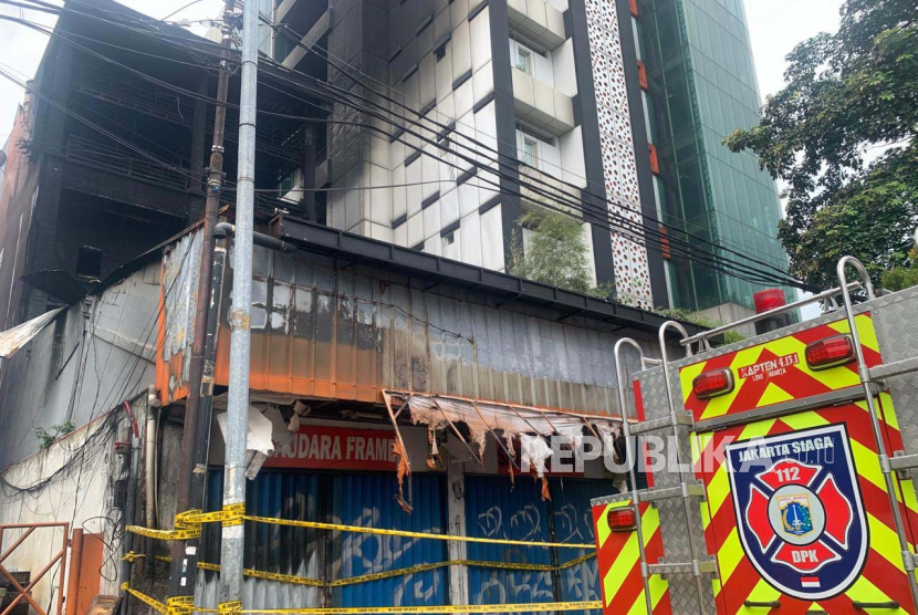 Riki Rinaldi seorang ojek online (ojol) menyakasikan detik-detik kebakaran besar di Mampang Prapatan, Jakarta Selatan yang merenggut tujuh korban jiwa, saat ditemui di lokasi, Jumat (19/4/2024). 