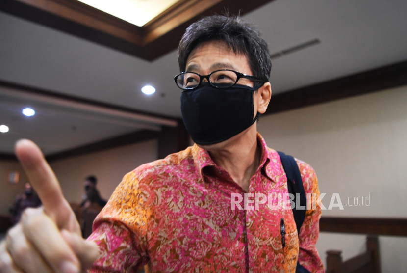 Pemilik PT Borneo Lumbung Energi & Metal Samin Tan menunjuk sambil berjalan meninggalkan ruang sidang usai menjalani sidang pembacaan putusan di Pengadilan Tipikor, Jakarta, Senin (30/8). Samin Tan divonis bebas oleh majelis hakim Pengadilan Tipikor Jakarta.