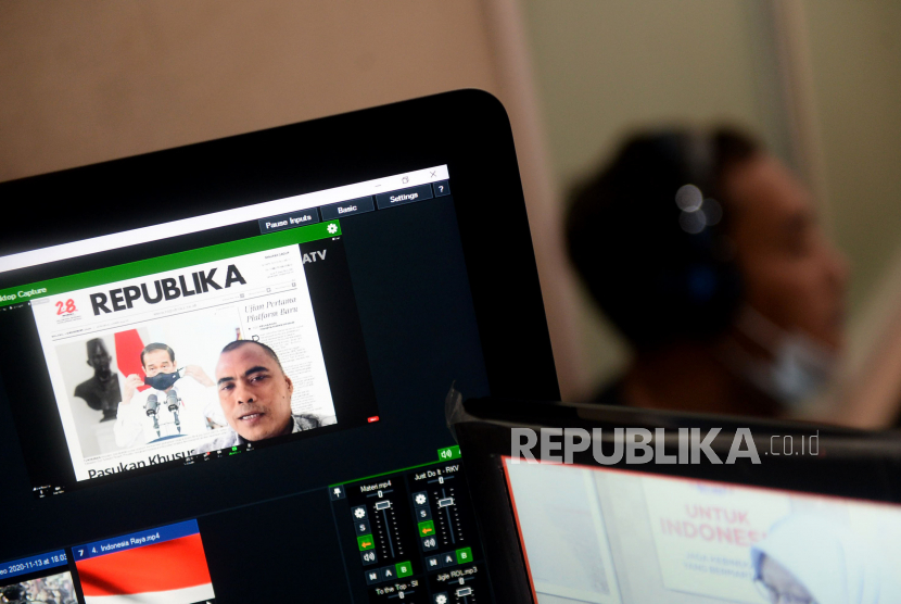 Pemimpin Redaksi Republika Irfan Junaidi memberikan sambutan pada acara webinar Outlook Ekonomi Syariah 2021 di Jakarta, Rabu (2/12). Acara yang merupakan rangkaian dari Road To Anugerah Syariah Republika 2020 ini mengangkat tema 