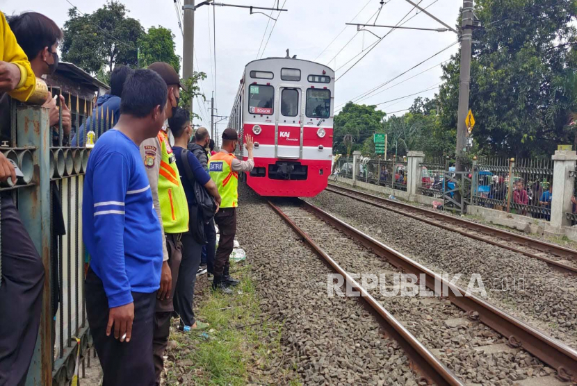 Kereta Rel Listrik (KRL) Commuter Line ke arah Bogor terganggu akibat pohon tumbang di antara Stasiun Universitas Pancasila dan Universitas Indonesia (UI).