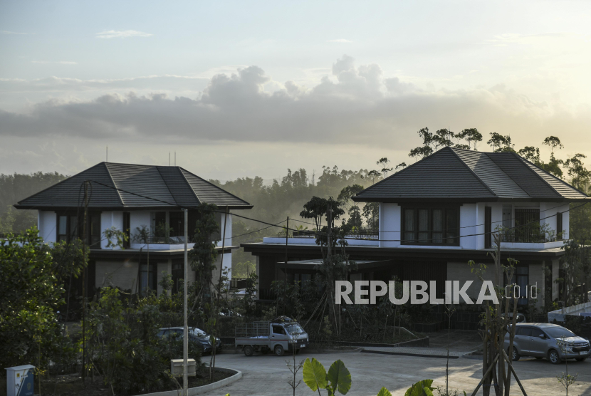 Suasana bangunan rumah tapak jabatan menteri di IKN, Penajam Paser Utara, Kalimantan Timur, Selasa (30/7/2024). Kementerian PUPR menyatakan sebanyak 36 unit rumah tapak jabatan menteri telah terbangun dan 14 diantaranya telah dilengkapi perabotan. 