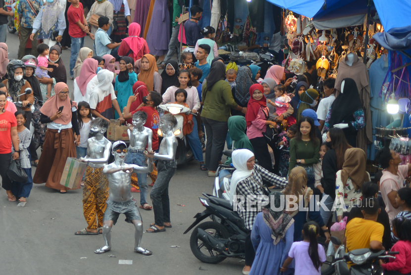 Warga ramai berbelanja di kawasan Pasar Raya Padang, Sumatera Barat, Jumat (29/04/2022). Pemkot Padang Antisipasi Kenaikan Harga Bahan Pokok Jelang Ramadhan
