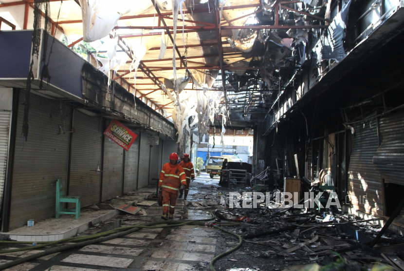 Petugas pemadam kebakaran melakukan penyisiran untuk mencari titik api yang masih menyala saat terjadi kebakaran di Malang Plaza, Malang, Jawa Timur, Selasa (2/5/2023). Tidak ada korban jiwa dalam kebakaran yang menghanguskan seluruh gedung pusat perbelanjaan tersebut.  